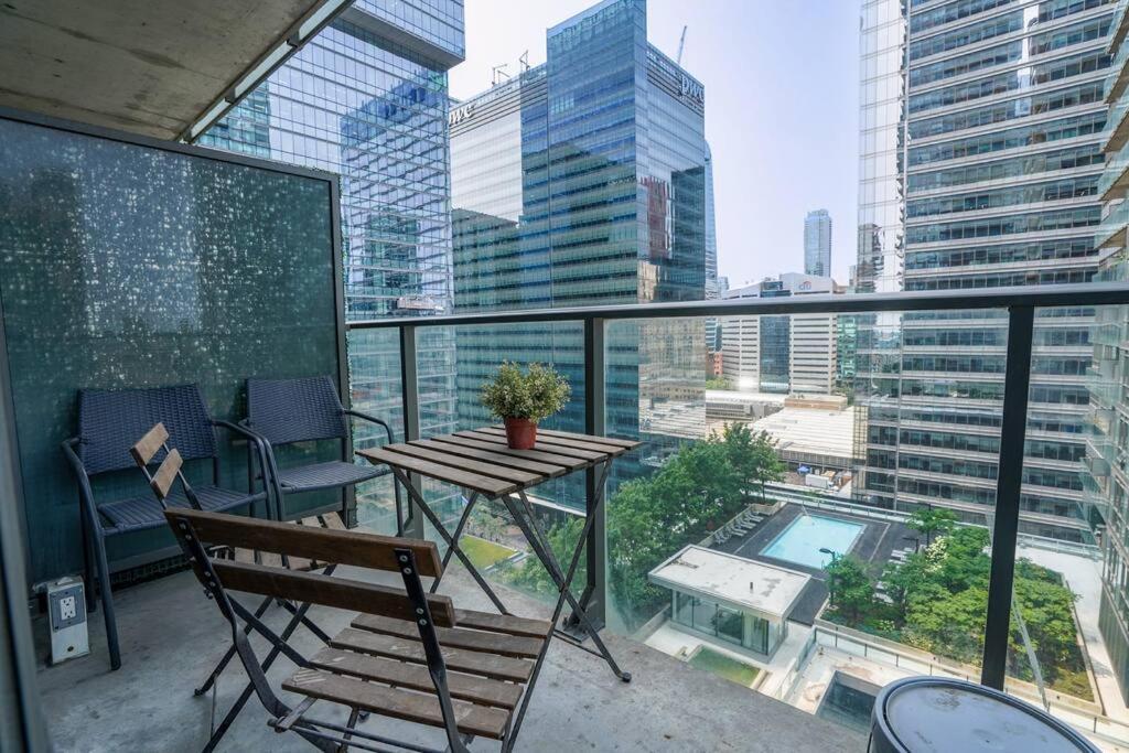 1504 Brand New Location 1br Den With Amazing View