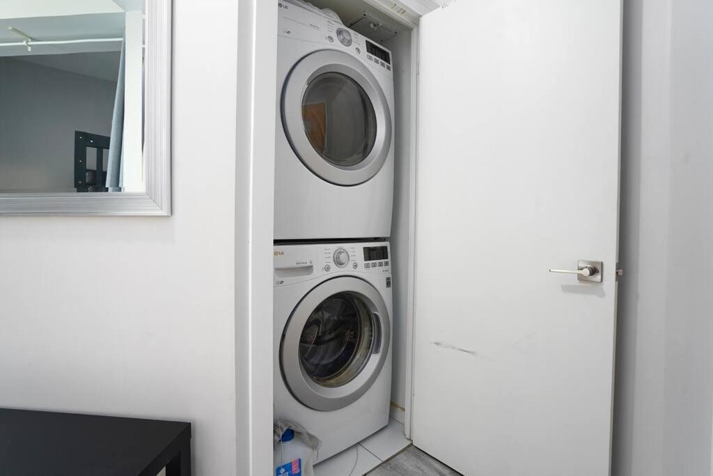 1504 Brand New Location 1br Den With Amazing View Toronto